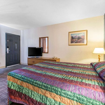 Rodeway Inn & Suites Colorado Springs Exterior photo