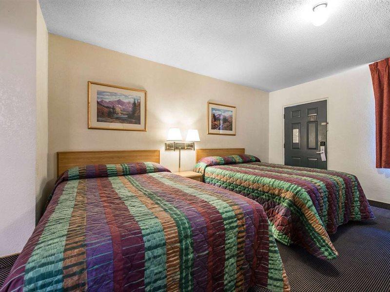 Rodeway Inn & Suites Colorado Springs Exterior photo