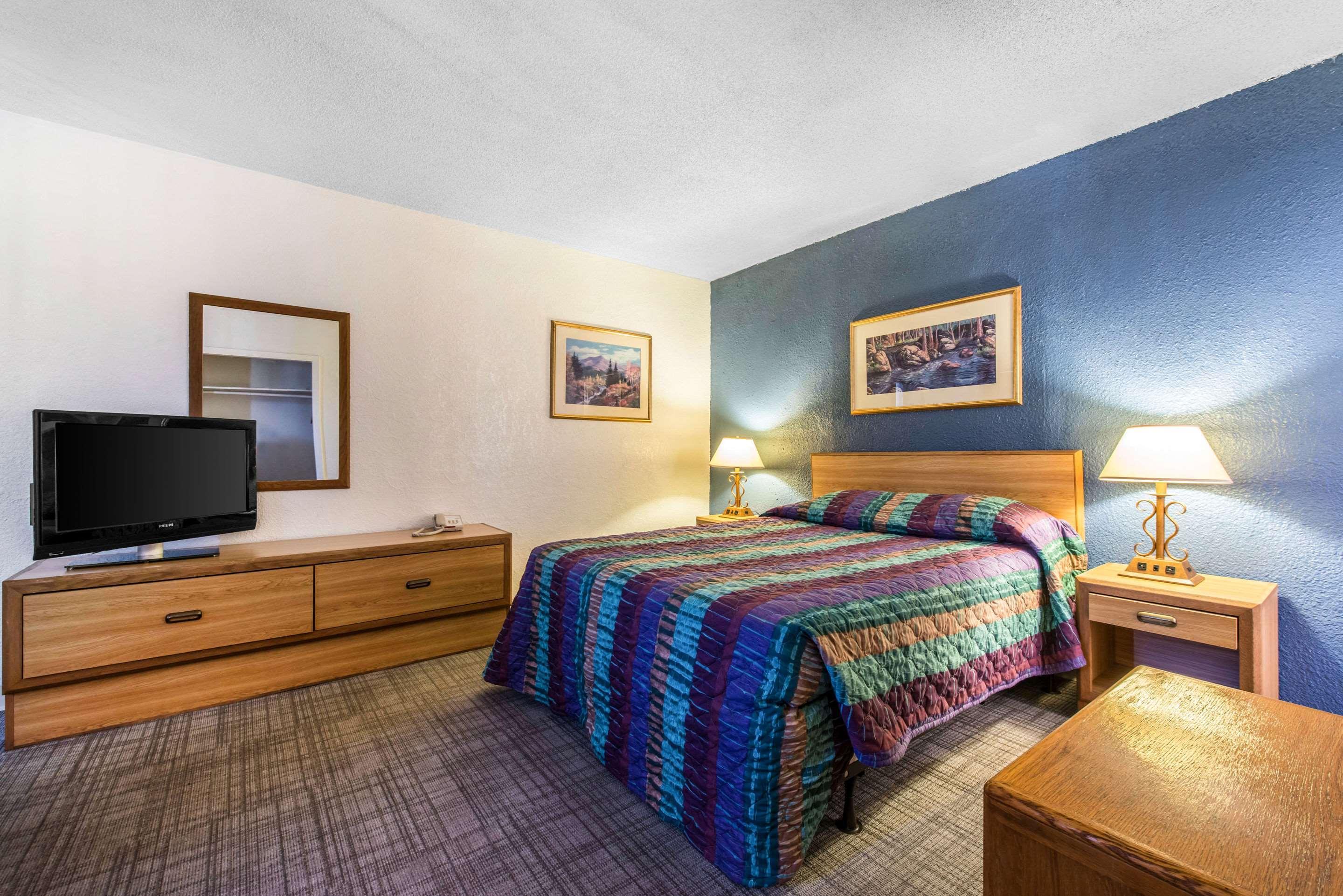 Rodeway Inn & Suites Colorado Springs Exterior photo