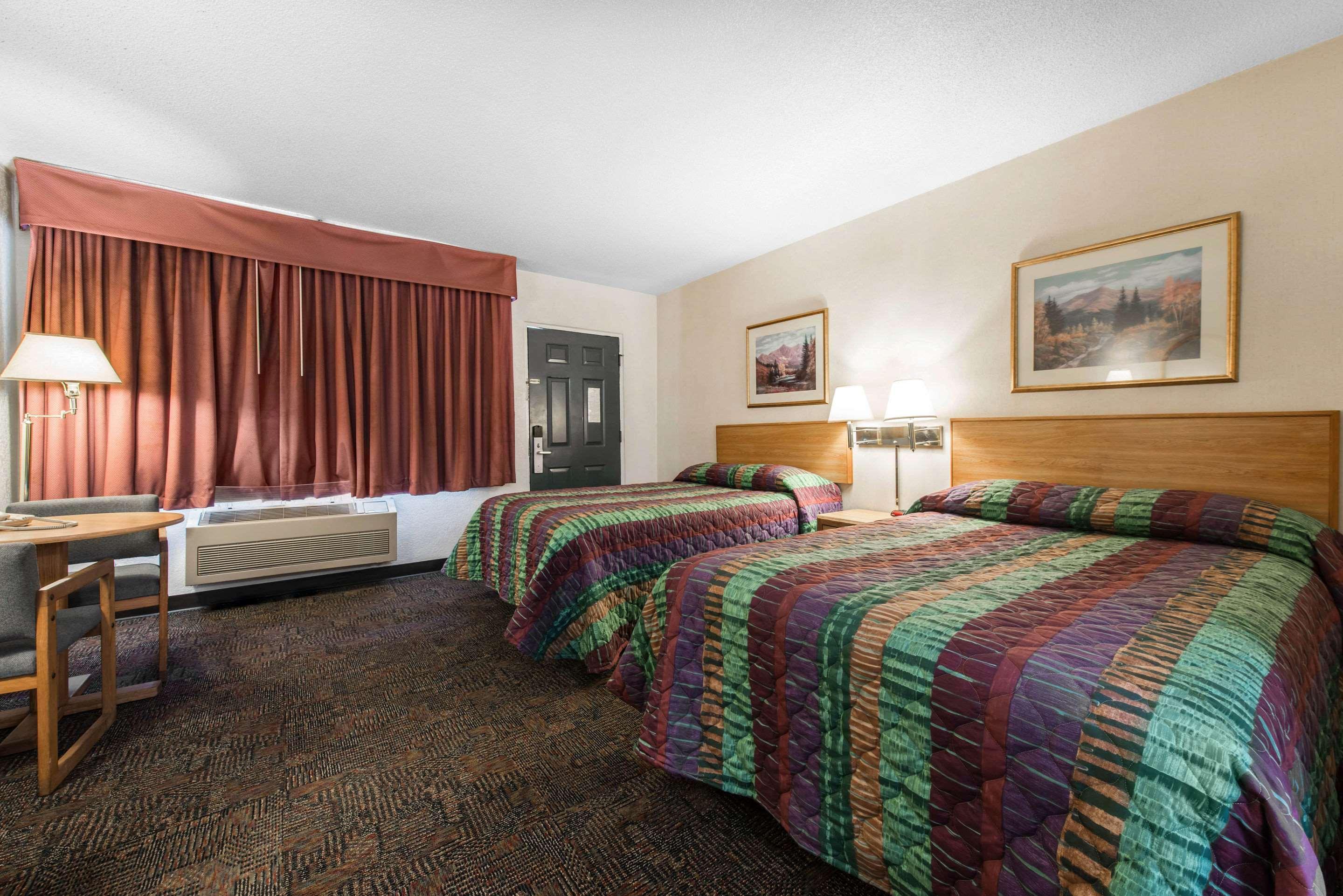 Rodeway Inn & Suites Colorado Springs Exterior photo