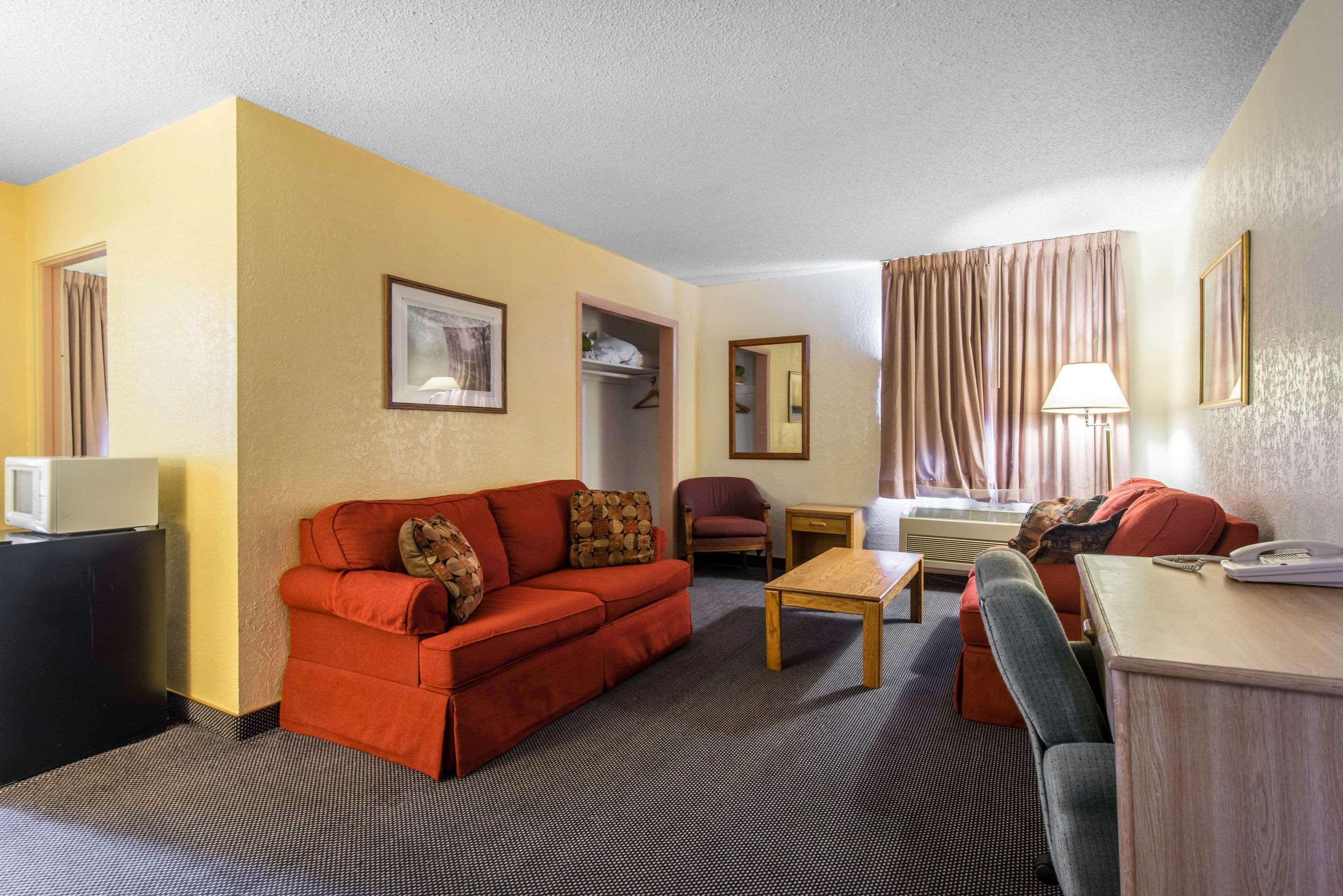 Rodeway Inn & Suites Colorado Springs Exterior photo