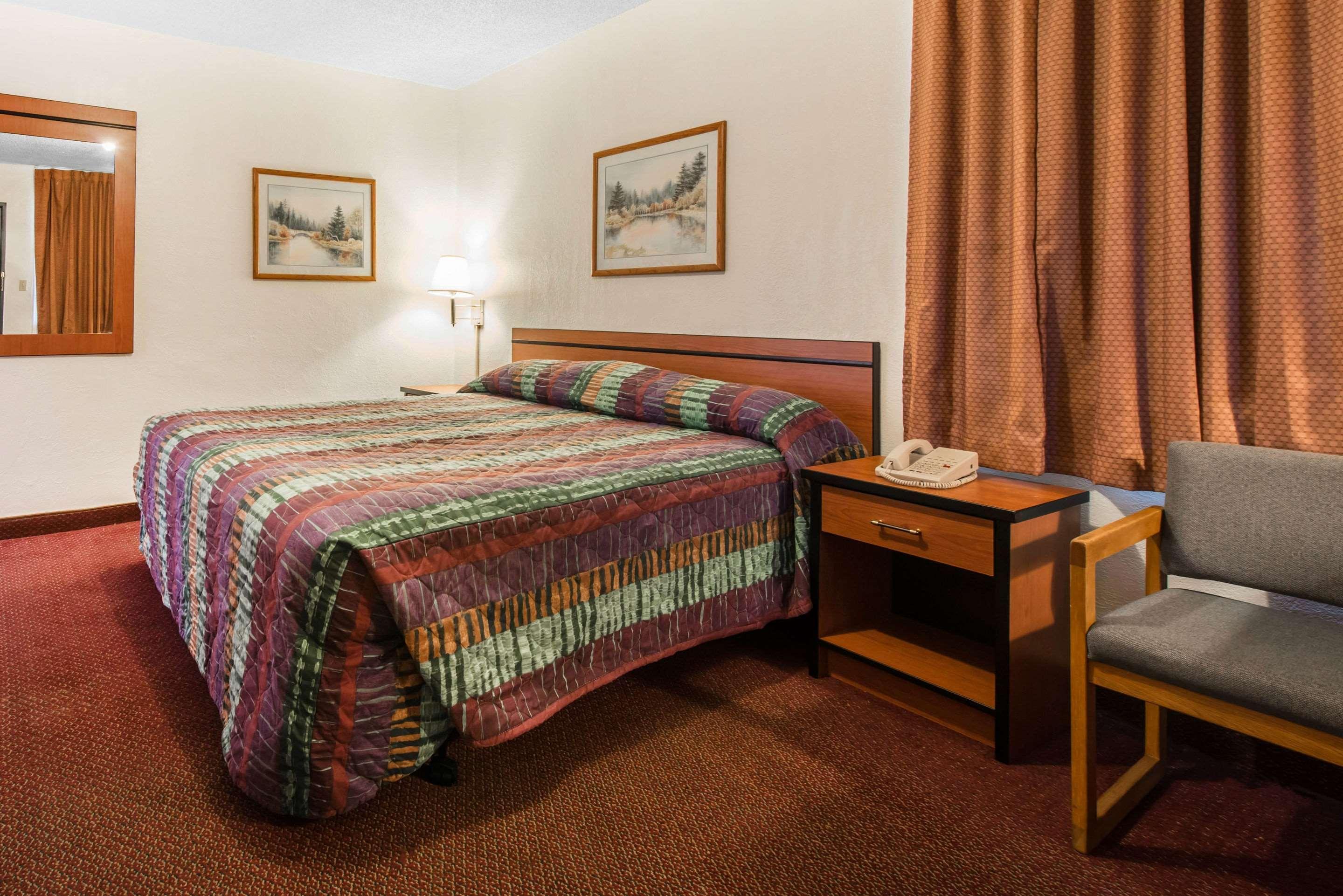 Rodeway Inn & Suites Colorado Springs Exterior photo